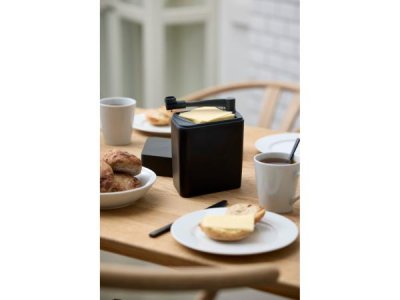 Zoom bild av Rosti classic ostlåda med skärare