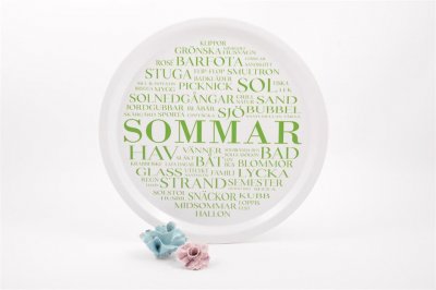 Zoom bild av Bricka med texten "SOMMAR" - finns i 3 färger