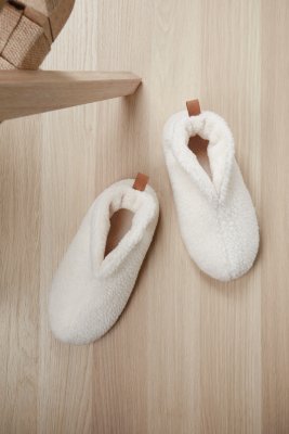 Zoom bild av Mjuka tofflor av återvunnet material